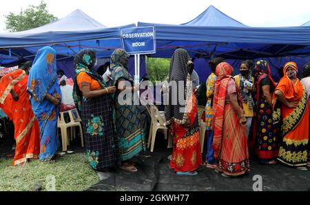 Neu-Delhi, Indien. September 2021. Menschen stehen in einer Schlange, um sich zu registrieren, bevor sie den Covaxin Covid-19-Impfstoff während eines speziellen Impflagers im Cluster-Gebiet in Neu-Delhi erhalten. Dieses Sonderlager wurde für Obdachlose und arme Menschen organisiert, die unterhalb der Armutsgrenze leben. Kredit: SOPA Images Limited/Alamy Live Nachrichten Stockfoto