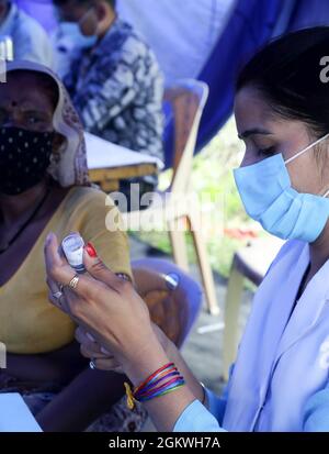 Neu-Delhi, Indien. September 2021. Ein Gesundheitsmitarbeiter bereitet eine Dosis des Covaxin Covid-19-Impfstoffs vor, die während eines speziellen Impflagers im Cluster-Gebiet in Neu-Delhi verabreicht werden soll. Dieses Sonderlager wurde für Obdachlose und arme Menschen organisiert, die unterhalb der Armutsgrenze leben. Kredit: SOPA Images Limited/Alamy Live Nachrichten Stockfoto