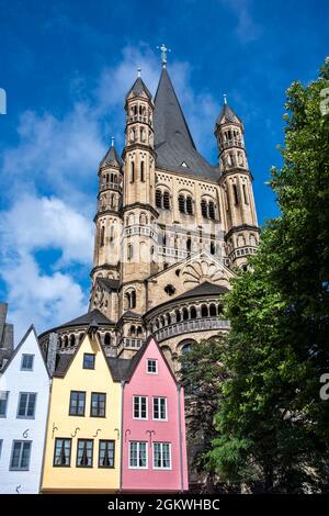 Katholische Kirche in der historischen Altstadt von Köln mit bunten schmalen Häusern und Geschäften. Stockfoto