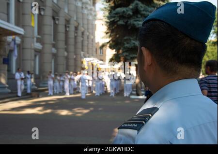 210710-F-D0094-667 ODESA, Ukraine (10. Juli 2021) die Mitglieder der Canadian Armed Forces (CAF), die für die Übung SEA BREEZE 21 bestimmt sind, nehmen an der Abschlusszeremonie in Odesa, Ukraine, am 10. Juli 2021 Teil. Vom 28. Juni bis zum 10. Juli 2021 hat die Übung SEA BREEZE 21 mehr als 30 teilnehmende Länder, 32 Schiffe, 40 Flugzeuge, etwa 5,000 Truppen und 18 Spezialoperationen und Tauchteams gesehen. Bei dieser jährlichen Übung, die von der US-Marine und der ukrainischen Marine gemeinsam veranstaltet wird, geht es darum, gemeinsam zu trainieren und neue Freunde zu finden, die auf einem gemeinsamen Engagement für Frieden und Stabilität in Europa basieren. Der CAF dele Stockfoto