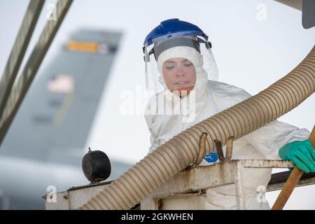 Der Kapitän der US-Luftwaffe Erin Walsh, 380. Expeditionary Aircraft Maintenance Squadron Officer, verantwortlich für die KC-10 Extender, ist für die Toilette eines Extenders auf dem Luftwaffenstützpunkt Al Dhafra, Vereinigte Arabische Emirate, 9. Juli 2021 verantwortlich. Walsh, deren Erfahrung bisher auf Kampfflugzeuge beschränkt war, lernt, die Toilette des Extenders zu warten, um zu verstehen und zu schätzen, was ihre Betreuer durchmachen, um die Mission zu erfüllen. Stockfoto