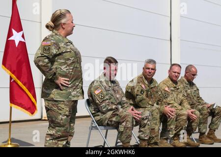 Oberst Michele Harper (links), Kommandeur der 449. Combat Aviation Brigade, hält eine Rede während einer Beförderungszeremonie in Morrisville, N.C., am 10. Juli 2021. NCNG Adjutant General, Maj. Gen. Todd Hunt, amtierte die Promotionszeremonie, bei der Chief Warrant Officer 4 Christopher Wilson und Chief Warrant Officer 4 Daniel Piland von der 449. Combat Aviation Brigade zum Chief Warrant Officer 5 befördert wurden. Stockfoto