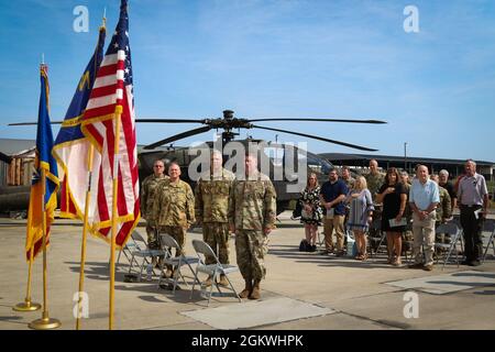 North Carolina National Guardsmen Chief Warrant Officer 4 Christopher Wilson und Chief Warrant Officer 4 Daniel Piland von der 449. Combat Aviation Brigade wurden während einer Zeremonie in Morrisville, N.C., am 10. Juli 2021, zum Chief Warrant Officer 5 befördert. Der General der NCNG Adjutant, Maj. Gen. Todd Hunt, gab die Zeremonie zur Beförderung ab, um Wilson und Piland zu ihren Leistungen und ihrem Engagement für die NCNG zu gratulieren. Stockfoto