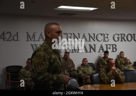 Mitglieder der 442d Maintenance Group treffen sich am Samstag, den 10. Juli 2021, zu einer professionellen Entwicklungsbesprechung auf der Whiteman Air Force Base, Mo., die von der Führung der Gruppe gebucht wurde, planen diese Treffen jedes Bohrwochenende, um ihren Airmen Informationen über die persönliche und berufliche Entwicklung zu geben. Die Themen der Meetings reichen von Altersvorsorgeleistungen bis hin zu Leistungspaketen. Diesen Monat, Chief Master Sgt. Russell Guajardo, der Leiter des Fluges der 442-Munitionsgeschwader, unterrichtete die Luftwaffe über die Bedeutung der Entwicklungsteams und den eingetragenen Entwicklungsplan. Diese zu Stockfoto