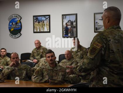 Mitglieder der 442d Maintenance Group treffen sich am Samstag, den 10. Juli 2021, zu einer professionellen Entwicklungsbesprechung auf der Whiteman Air Force Base, Mo., die von der Führung der Gruppe gebucht wurde, planen diese Treffen jedes Bohrwochenende, um ihren Airmen Informationen über die persönliche und berufliche Entwicklung zu geben. Die Themen der Meetings reichen von Altersvorsorgeleistungen bis hin zu Leistungspaketen. Diesen Monat, Chief Master Sgt. Russell Guajardo, der Leiter des Fluges der 442-Munitionsgeschwader, unterrichtete die Luftwaffe über die Bedeutung der Entwicklungsteams und den eingetragenen Entwicklungsplan. Diese zu Stockfoto