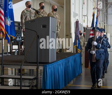 (Von links nach rechts) Major General Bryan Radliff, Kommandant der 10. Luftwaffe, Col. Kevin Merrill, ausscheidender Kommandant des 919. Special Operations Wings, Und Col. Jason Grandy, der 919. Kommandant des Special Operations Wings, ist aufmerksam, als die Eglin Honor Guard am 11. Juli 2021 zu Beginn einer Befehlswechselzeremonie im Duke Field, Florida, die Farben vorstellt. Stockfoto