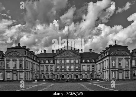 Graustufenaufnahme des Schlosses Arolsen in Arolsen, Deutschland Stockfoto