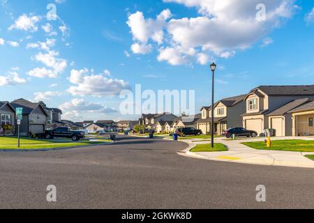 Eine typische amerikanische Unterteilung von neuen Häusern in einer geplanten Gemeinde, im Vorstadtbereich von Spokane, Washington, USA. Stockfoto