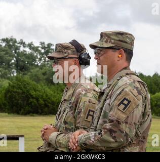 Befehl Sgt. Maj. Gilbert Garrett, Senior-Berater der 2-337. REGT, Training Support Bataillon, 120. Infanterie-Brigade und Command Sgt. Maj. Michael Russell, Senior-Berater des 1-393. Brigade-Unterstützungsbataillons, beide Teil der 120. Infanterie-Brigade, beobachtet als Soldaten des 403. Civil Affairs Bataillons, Und die 2.-337. Nehmen an einer verdeckten Carry-Schulung Teil, die von Spezialagenten der 43. Militärpolizeiabteilung (Criminal Investigative Division) am 10. Juli 2021 in Fort Hood, Texas, durchgeführt wird. Die Trainingsbemühungen wurden durchgeführt oder die 403., in Vorbereitung für Stockfoto