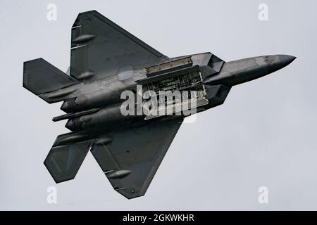 Der Major der US Air Force, Josh Gunderson, Kommandant des F-22 Demo Teams, führt während der Geneseo Airshow am 10. Juli 2021 in Geneseo, N.Y., einen Waffentürenpass durch. Die Hauptfunktion des F-22A Raptor ist ein Luftdominanz- und Multirollen-Stealth-Kämpfer, Und kann eine Kombination aus Luft-Luft-Raketen und Luft-Boden-Bomben tragen. Stockfoto