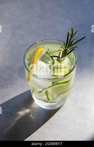 Gin und Tonic mit Gurke, Wacholderbeeren und Rosmarin Stockfoto