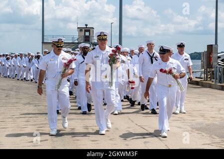 YORKTOWN, Virginia (11. Juli 2021) – Matrosen, die dem Lenkflugkörper-Zerstörer USS Laboon (DDG 58) der Arleigh Burke-Klasse zugewiesen wurden, übernehmen die Anlegestellen, während Laboon nach einem 7-monatigen Einsatz im Einsatzgebiet der Fünften und Sechsten Flotte der USA am 11. Juli 2021 in den Heimathafen zurückkehrt. Laboon ist eine Pier-Seite in der Naval Weapons Station Yorktown, die Routingwartung durchführt. Stockfoto