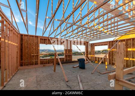 Ein neues Bauhaus, eingerahmt auf einem Hügel mit Blick auf Spokane Valley und Liberty Lake, Washington, USA Stockfoto