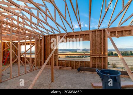Ein neues Bauhaus, eingerahmt auf einem Hügel mit Blick auf Spokane Valley und Liberty Lake, Washington, USA Stockfoto