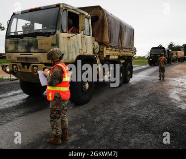 Col. Michael Henderson, Stabschef der Arkansas Army National Guard, und Command Sgt. Maj. Paul Winkle, State Command Sgt. Maj. Observe AS 1086. Transportation Company, Louisiana National Guard, wird bei ihrer Ankunft in Fort Polk, La, auf Covid-19 untersucht, um die JRTC-Rotation des 39. IBCT zu unterstützen. Stockfoto