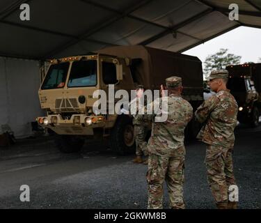 Col. Michael Henderson, Stabschef der Arkansas Army National Guard, und Command Sgt. Maj. Paul Winkle, State Command Sgt. Maj. Observe AS 1086. Transportation Company, Louisiana National Guard, wird bei ihrer Ankunft in Fort Polk, La, auf Covid-19 untersucht, um die JRTC-Rotation des 39. IBCT zu unterstützen. Stockfoto