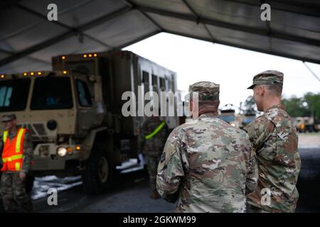 Col. Michael Henderson, Stabschef der Arkansas Army National Guard, und Command Sgt. Maj. Paul Winkle, State Command Sgt. Maj. Observe AS 1086. Transportation Company, Louisiana National Guard, wird bei ihrer Ankunft in Fort Polk, La, auf Covid-19 untersucht, um die JRTC-Rotation des 39. IBCT zu unterstützen. Stockfoto