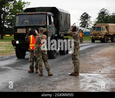 Col. Michael Henderson, Stabschef der Arkansas Army National Guard, und Command Sgt. Maj. Paul Winkle, State Command Sgt. Maj. Observe AS 1086. Transportation Company, Louisiana National Guard, wird bei ihrer Ankunft in Fort Polk, La, auf Covid-19 untersucht, um die JRTC-Rotation des 39. IBCT zu unterstützen. Stockfoto