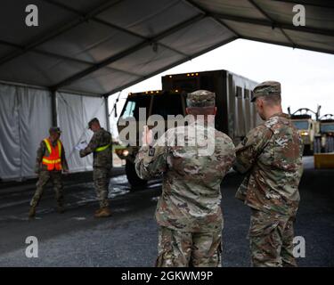 Col. Michael Henderson, Stabschef der Arkansas Army National Guard, und Command Sgt. Maj. Paul Winkle, State Command Sgt. Maj. Observe AS 1086. Transportation Company, Louisiana National Guard, wird bei ihrer Ankunft in Fort Polk, La, auf Covid-19 untersucht, um die JRTC-Rotation des 39. IBCT zu unterstützen. Stockfoto