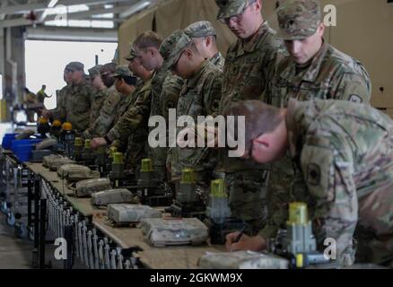 Soldaten der US Army National Guard, die sowohl der Delta Company, dem 2. Bataillon, dem 153. Infanterie-Regiment als auch der Delta Company, dem 39. Brigade Support Bataillon, der Arkansas Army National Guard, zugewiesen sind, erhalten mehrere integrierte Laser-Eingriffssysteme (MEILEN), die an ihren taktischen Fahrzeugen in Fort Polk, La, am 11. Juli 2021 angebracht werden. Stockfoto