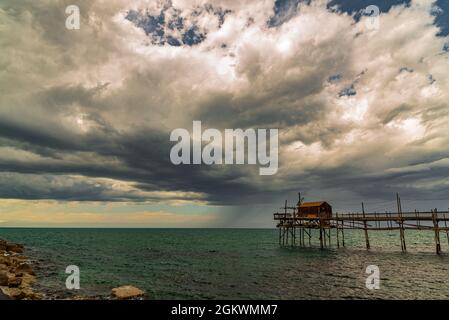 Am Fuße des alten Dorfes Termoli schlängelt sich die Promenade des Trabucchi, ein Teil der Küste, von dem aus Sie Zugang zu haben Stockfoto