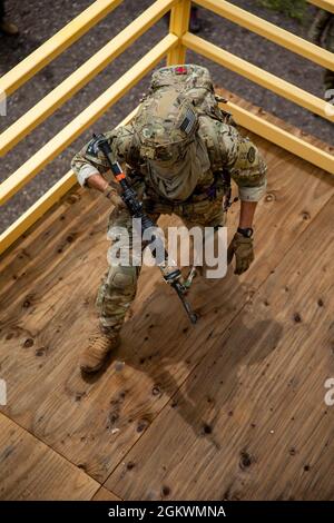 Spc. Alexander Gravely, ein Kampfmediziner mit Hauptquartier und Hauptquartier, 1-201st Field Artillery Battalion, West Virginia Army National Guard, zieht während des Mystery Events beim 2021 Army National Guard Best Warrior Competition im Camp Navajo Military Reservation, um ein Gebäude am Military Operations in Urban Terrain zu räumen. Arizona, 22. Juli 2021. Der Wettbewerb erstreckt sich über drei körperlich und geistig anspruchsvolle Tage, an denen die Wettkämpfer auf eine Vielzahl taktischer und technischer Fähigkeiten getestet werden, während sie darum wetteifern, zum Soldaten der Armeewache und Unteroffiziere des Yea ernannt zu werden Stockfoto