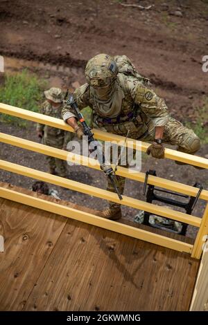 Spc. Alexander Gravely, ein Kampfmediziner mit Hauptquartier und Hauptquartier, 1-201st Field Artillery Battalion, West Virginia Army National Guard, zieht während des Mystery Events beim 2021 Army National Guard Best Warrior Competition im Camp Navajo Military Reservation, um ein Gebäude am Military Operations in Urban Terrain zu räumen. Arizona, 22. Juli 2021. Der Wettbewerb erstreckt sich über drei körperlich und geistig anspruchsvolle Tage, an denen die Wettkämpfer auf eine Vielzahl taktischer und technischer Fähigkeiten getestet werden, während sie darum wetteifern, zum Soldaten der Armeewache und Unteroffiziere des Yea ernannt zu werden Stockfoto