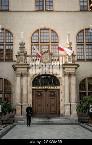 POZNA, POLEN - 29. September 2017: Eine Frau, die vor dem Eingang der Adam-Mickiewicz-Universität in Poznan, Polen, steht Stockfoto