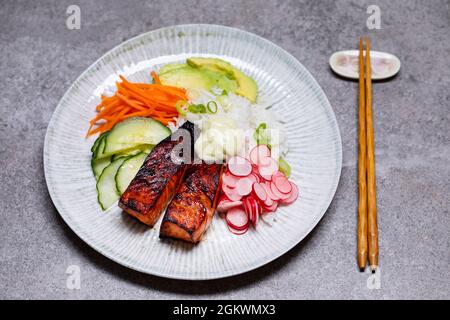 Japanisches Gericht mit gegrilltem Lachs, Reis und eingelegtem Gemüse Stockfoto