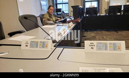 WHINSEC’s School of Professional Military Education (SPME) bereitet sich auf den Start von CGSOC, Klasse 2022 vor. FORT BENNING, GA – die Kursleiterin des US Army Command and General Staff Officer (CGSOC), Majorin Martha A. Plumley, geht heute in ihrem Klassenzimmer im Institut durch die Voroperationskontrollen. Stockfoto