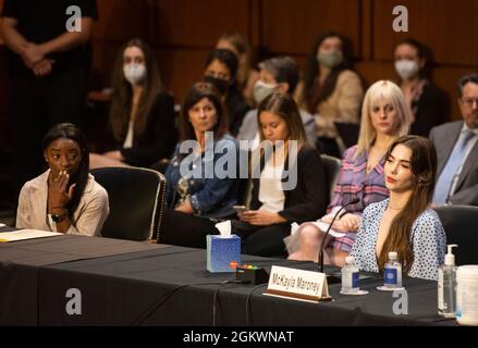 Washington, DC, USA. September 2021. Simone Biles sieht zu, wie McKayla Maroney auf Capital Hill über die Misshandlungen, die sie durch die Hände der ehemaligen US-Frauengymnastikärztin Dr. Nassar erlitten hat, bezeugt. Das FBI konnte die Anschuldigungen nicht verfolgen und der Missbrauch ging jahrelang weiter. Simone Biles, die auch ausgesagt hat, schaut zu. Washington, DC, 15. September 2021. Quelle: Patsy Lynch/Media Punch/Alamy Live News Stockfoto