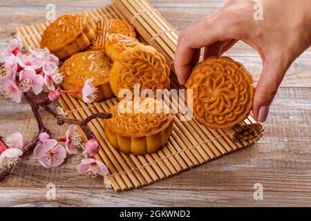 Traditionelle chinesische Mondkuchen. Süßes und herzhaftes hausgemachtes Dessert für das Chinesische Herbstfest Stockfoto