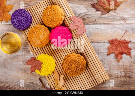 Traditionelle chinesische Mondkuchen. Süßes und herzhaftes hausgemachtes Dessert für das Chinesische Herbstfest Stockfoto