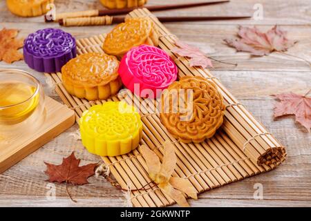 Traditionelle chinesische Mondkuchen. Süßes und herzhaftes hausgemachtes Dessert für das Chinesische Herbstfest Stockfoto