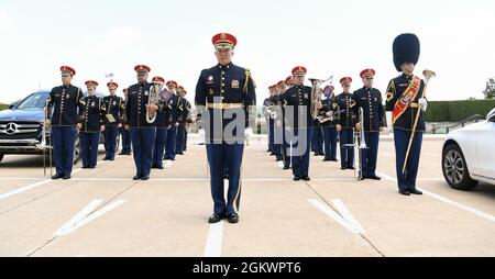 US Army Maj. DAE Kim, assoziierter Dirigent der U.S. Army Band und andere Mitglieder der Band, stehen während eines Armed Forces Full Honor Cordon zu Ehren des Verteidigungsministers des Vereinigten Königreichs Ben Wallace im Pentagon in Arlington, VA., 12. Juli 2021 auf der aufmerksam. Die Veranstaltung wurde vom Verteidigungsminister Lloyd J. Austin III moderiert und umfasste die US Army Band „Pershing's Own“. Stockfoto