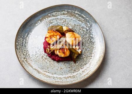 Gebratene Jakobsmuscheln mit Rote-Bete-Püree und Blumenkohl Stockfoto