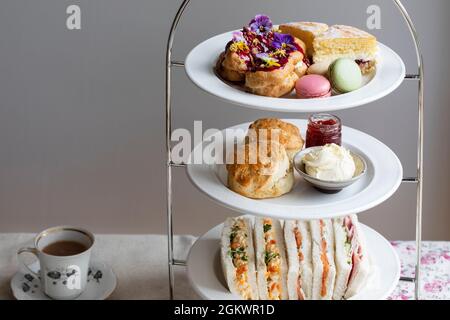 Nachmittagstee mit Kuchen, Scones und Sandwiches Stockfoto