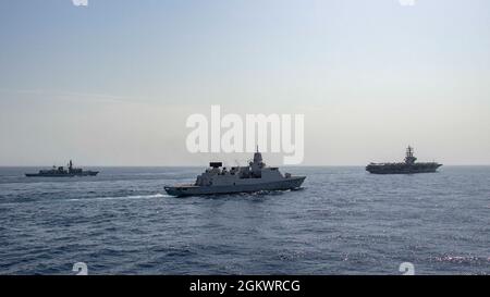 210712-N-JW440-1006 GOLF VON ADEN (12. Juli 2021) – Königliche Navy Fregatte HMS Richmond (F 239), links, Königliche Niederlande Navy Fregatte HNLMS Evertsen (F 80), Zentrum und Flugzeugträger USS Ronald Reagan (CVN 76) operieren in Formation im Golf von Aden, 12. Juli. Reagan wird in den Einsatzbereich der 5. US-Flotte eingesetzt, um Marineinteraktionen zu unterstützen, um die maritime Stabilität und Sicherheit in der Zentralregion zu gewährleisten und das Mittelmeer und den Pazifik durch den westlichen Indischen Ozean und drei strategische Engpässe zu verbinden. Stockfoto