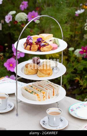 Nachmittagstee mit Kuchen, Scones und Sandwiches Stockfoto