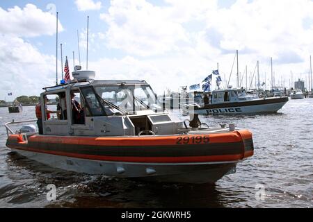 Eine Crew der Küstenwache St. Petersburg auf einem 29-Fuß-Response-Boot – Small II führt eine Patrouille für Tampa Bay Lightning Stanley Cup Championship Boat Parade, Tampa, Florida, 12. Juli 2021. Die Küstenwache arbeitete mit ihren interagenturischen Partnern zusammen, um die Sicherheit zu gewährleisten, die Bewegung der Schiffe in der Parade sicherzustellen und die Öffentlichkeit während der Feier zu schützen. Stockfoto