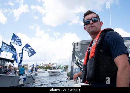 Coast Guard Petty Officer 3rd Class Gage Hunnicutt, ein Maschinist, scannt die Wasserstraße während der Stanley Cup Championship Boat Parade von Tampa Bay Lightning, Tampa, Florida, 12. Juli 2021. Die Küstenwache arbeitete mit ihren interagenturischen Partnern an der Patrouille zusammen, um Sicherheit zu gewährleisten, die Bewegung der Schiffe in der Parade zu gewährleisten und die Bootfahrt während der Feier sicher zu halten. Stockfoto