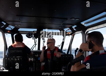 Eine Crew der Küstenwache St. Petersburg auf einem 29-Fuß-Response-Boot – Small II führt eine Patrouille für Tampa Bay Lightning Stanley Cup Championship Boat Parade, Tampa, Florida, 12. Juli 2021. Die Küstenwache arbeitete mit ihren interagenturischen Partnern zusammen, um die Sicherheit zu gewährleisten, die Bewegung der Schiffe in der Parade sicherzustellen und die Öffentlichkeit während der Feier zu schützen. Stockfoto