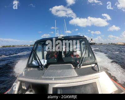 Eine Crew der Küstenwache St. Petersburg auf einem 29-Fuß-Response-Boot – Small II führt eine Patrouille für Tampa Bay Lightning Stanley Cup Championship Boat Parade, Tampa, Florida, 12. Juli 2021. Die Küstenwache arbeitete mit ihren interagenturischen Partnern zusammen, um die Sicherheit zu gewährleisten, die Bewegung der Schiffe in der Parade sicherzustellen und die Öffentlichkeit während der Feier zu schützen. Stockfoto