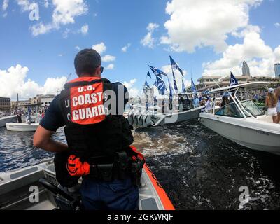 Eine Crew der Küstenwache St. Petersburg auf einem 29-Fuß-Response-Boot – Small II führt eine Patrouille für Tampa Bay Lightning Stanley Cup Championship Boat Parade, Tampa, Florida, 12. Juli 2021. Die Küstenwache arbeitete mit ihren interagenturischen Partnern zusammen, um die Sicherheit zu gewährleisten, die Bewegung der Schiffe in der Parade sicherzustellen und die Öffentlichkeit während der Feier zu schützen. Stockfoto