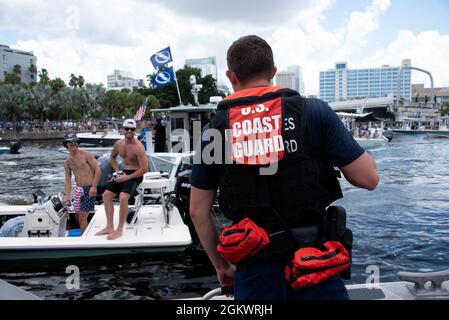 Eine Crew der Küstenwache St. Petersburg auf einem 29-Fuß-Response-Boot – Small II führt eine Patrouille für Tampa Bay Lightning Stanley Cup Championship Boat Parade, Tampa, Florida, 12. Juli 2021. Die Küstenwache arbeitete mit ihren interagenturischen Partnern zusammen, um die Sicherheit zu gewährleisten, die Bewegung der Schiffe in der Parade sicherzustellen und die Öffentlichkeit während der Feier zu schützen. Stockfoto