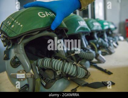 Senior Airman Johnathan Gipson, Geselle des 31. Operational Support Squadron Aircrew Flight Equipment (AFE), nimmt während der Übung Thrakian Star 21 auf der Graf Ignatievo Air Base, Bulgarien, 12. Juli 2021 einen F-16 Fighting Falcon Helm ab. AFE Airmen verwendet verschiedene Arten von Testgeräten, wie z. B. Sauerstofftester, Leckagetester, Funktester und andere Arten von Testern, um Zuverlässigkeitstests von Flugbesatzgeräten durchzuführen. Stockfoto