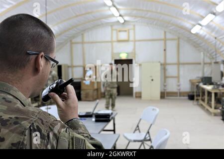 Spc. Curtis Hicks, links, von der Tennessee National Guard, 1-181. Field Artillery Bataillon, führt im Camp Buehring, Kuwait, ein Training des Counter Radio-gesteuerten improvisierten Sprengstoffgerätes (CREW)-Systems mit dem Chief Warrant Officer von Task Force Phoenix Electronic Warfare, 2 Anthony Meneely, durch. Stockfoto