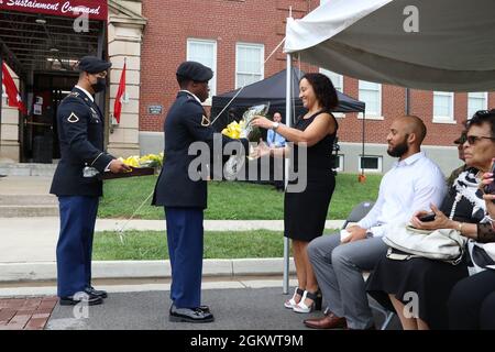 Pfc. Malcolm Cheaves, Personalexperte, 1st Theatre Sustainment Command, überreicht Sieglinde Russell, Ehefrau des neuen 1. TSC, Generalmajor Michel M. Russell Sr., einen Blumenstrauß in Fort Knox, Kentucky, 13. Juli 2021. Stockfoto