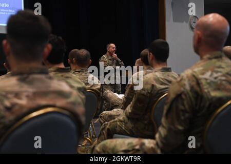 LT. General James Slife, Kommandant der Air Force Special Operations Command, spricht mit Mitgliedern der 353. Special Operations Group auf dem Yokota Air Base, Japan, 13. Juli 2021. SLIFE sprach darüber, was im Bereich der Spezialoperationen erforderlich ist, um aktuelle und zukünftige Gegner abzuschrecken. Stockfoto