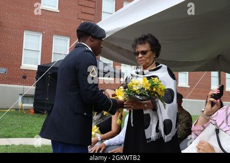 Pfc. Malcolm Cheaves, Personalexperte, 1st Theatre Sustainment Command, überreicht Nancy Russell, Mutter des neuen 1. TSC-Kommandanten, Maj. General Michel M. Russell Sr., einen Blumenstrauß in Fort Knox, Kentucky, 13. Juli 2021. Stockfoto